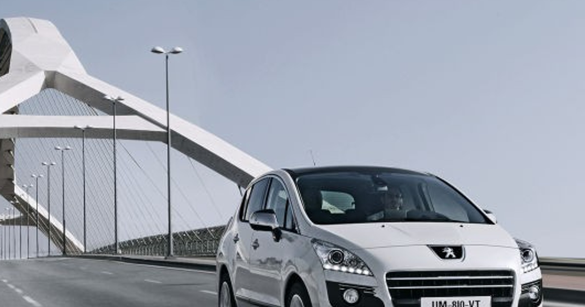 Peugeot startuje z hybrydami