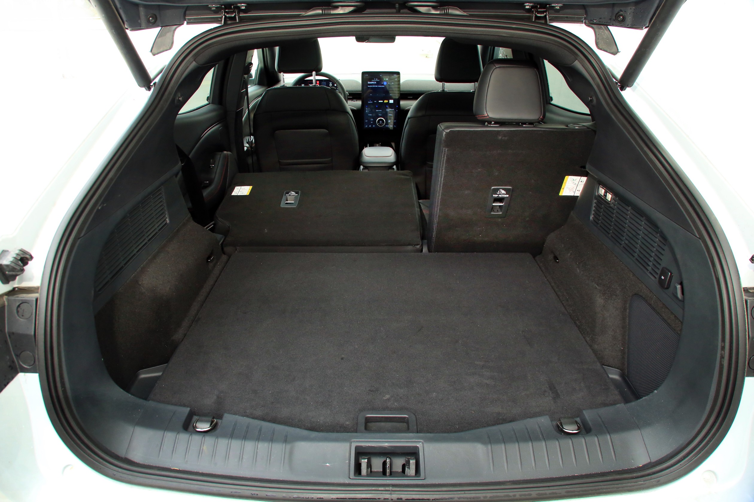 402 l to niewygórowana pojemność kufra jak na SUV-a klasy średniej.