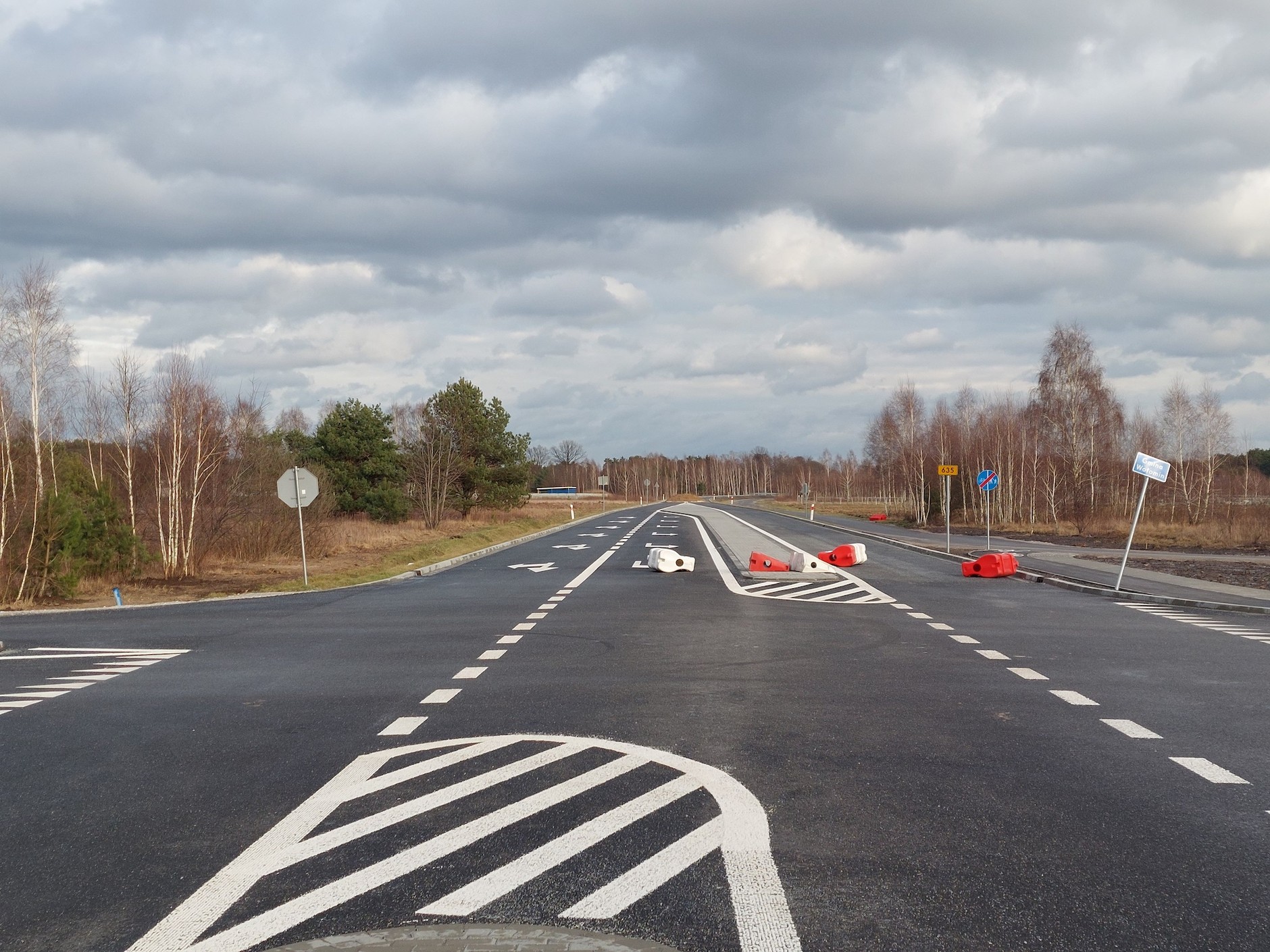 Zdemolowany i rozkradziony węzeł na trasie S8