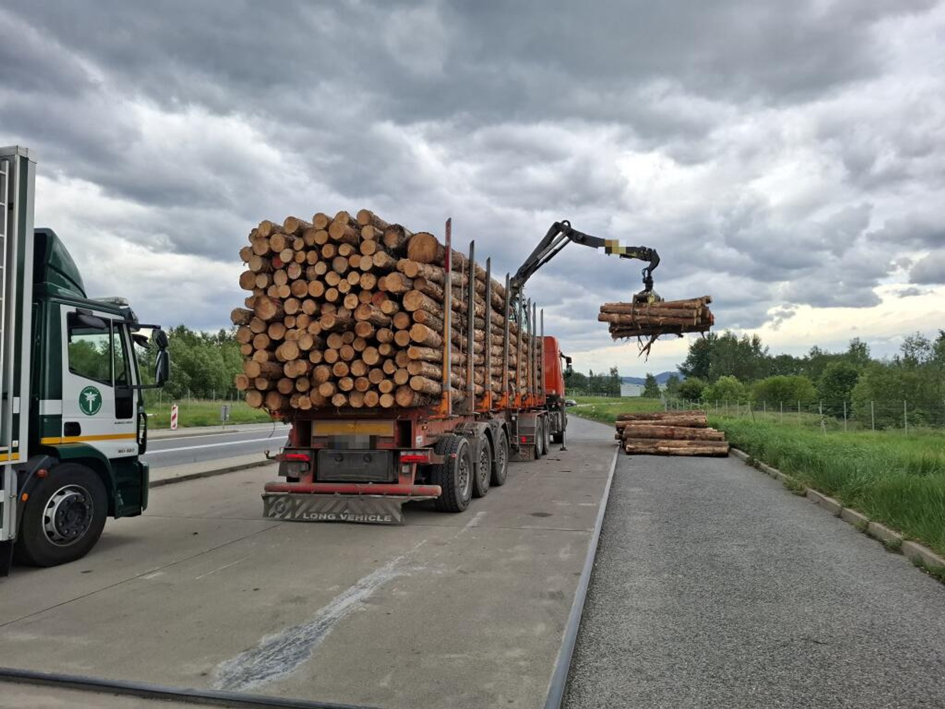Kontrola stanu technicznego ciężarówki przewożącej drewno