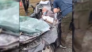 Rosyjski czołg najechał celowo na cywilny samochód. Mieszkańcy rzucili się na pomoc kierowcy