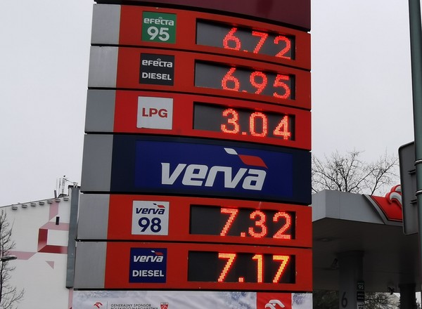 Siódemka coraz bliżej. Ceny paliw pną się w górę i końca nie widać. Tankować na zapas?