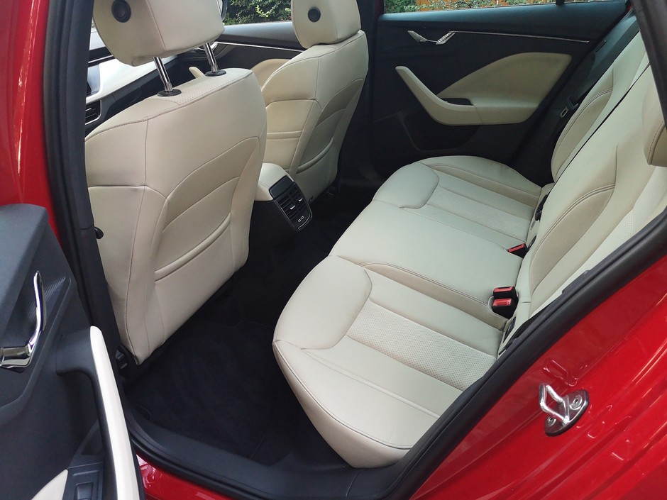 Skoda Scala Style 1.5 TSI: miejsca na głowy i nogi pasażerów jest dość. Ale wąsko!