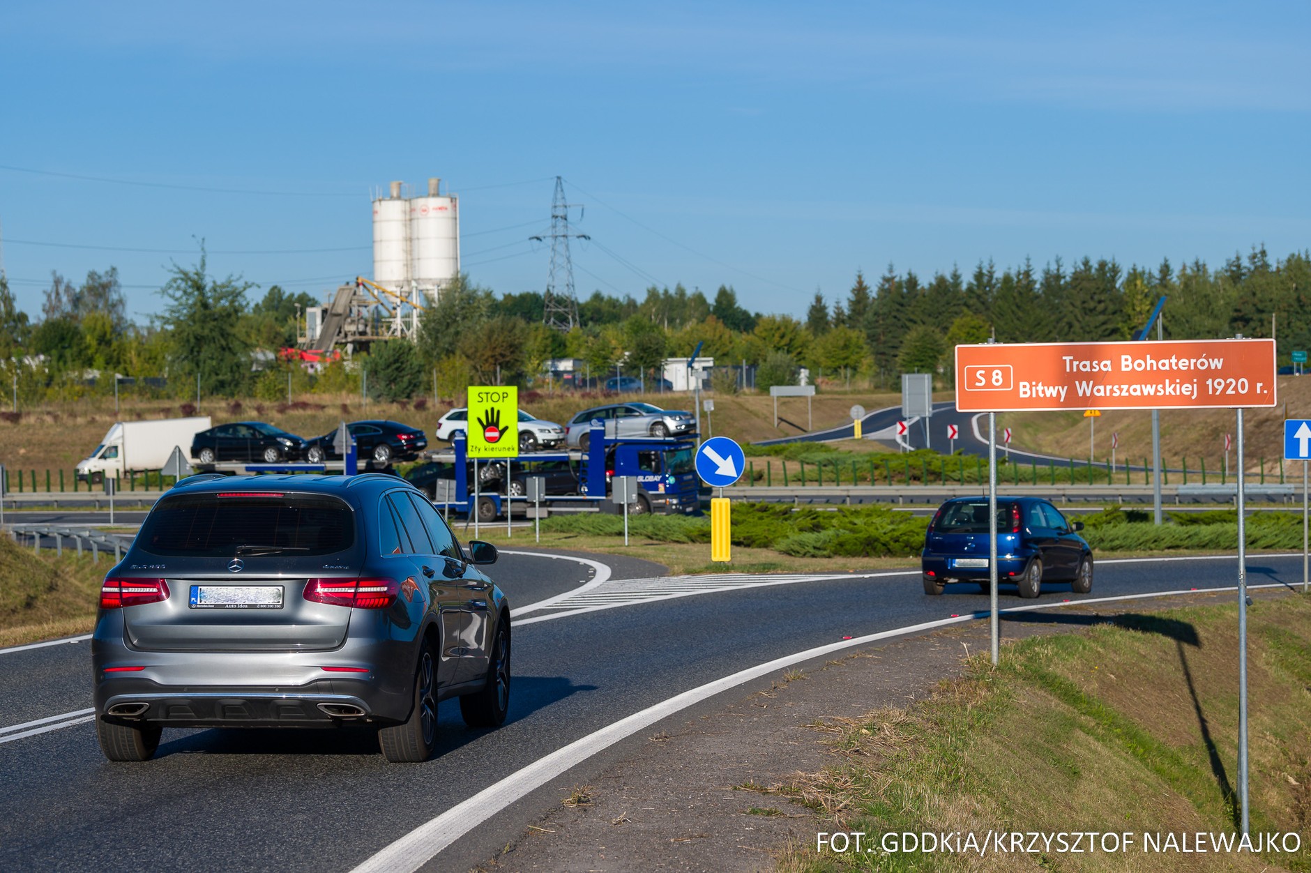 Jazda pod prąd. Znak "STOP Zły kierunek"