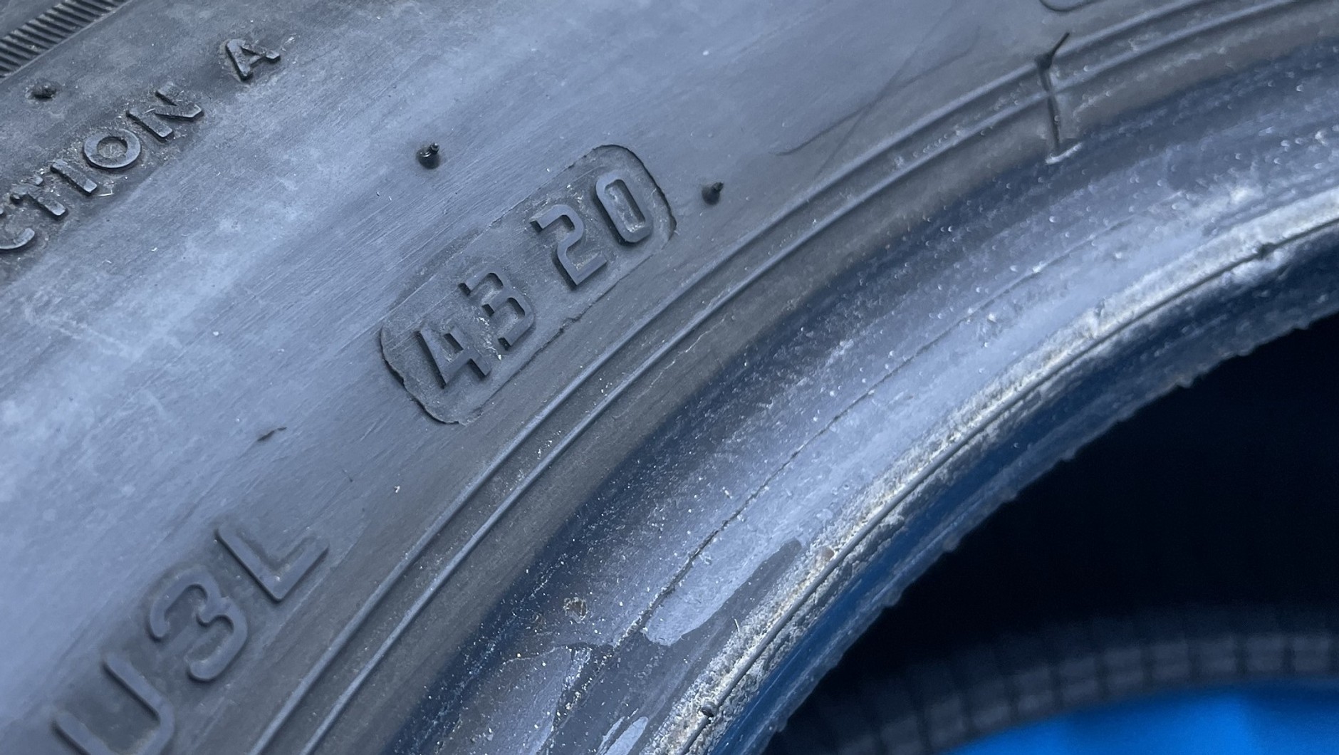 Oznaczenie daty produkcji opony: ten kod oznacza 43 tydzień 2020 roku.