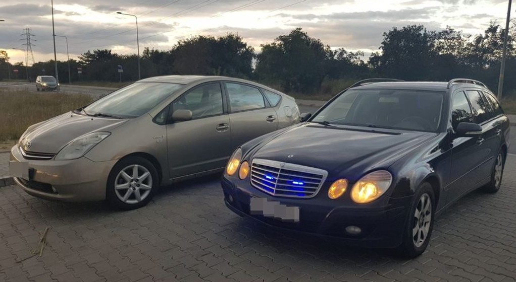 Nieoznakowany policyjny mercedes S211