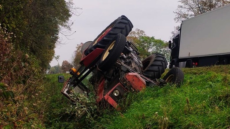 62-latek podczas koszenia trawy dachował traktorem