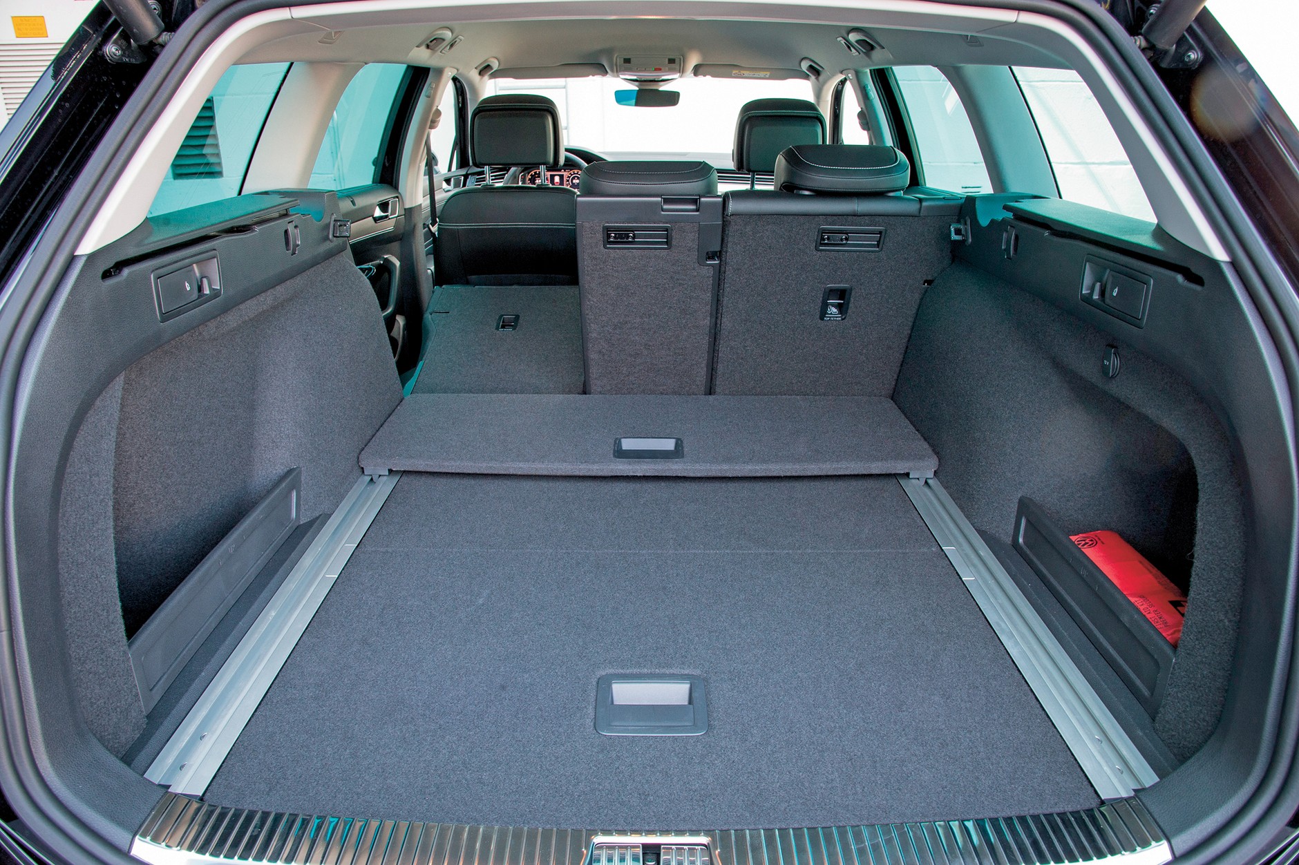 Cztery kombi klasy średniej - VW Passat