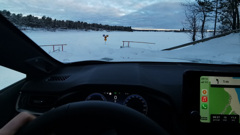 Wjazd na drogę przez Jezioro – okolice Lulea (Szwecja)