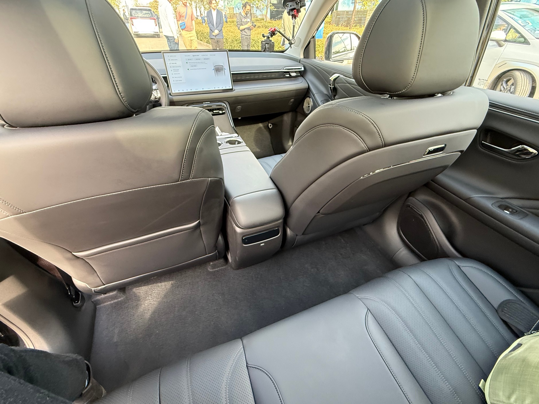 Dużo miejsca w drugim rzędzie – dzieci będą zachwycone. Niestety, z tego powodu bagażnik bywa mały i nieustawny