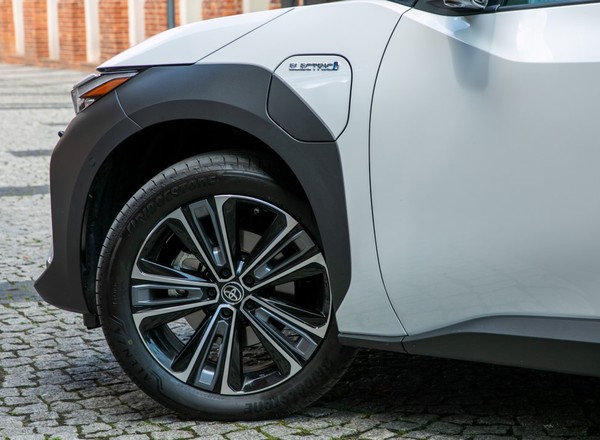 Nowy SUV Toyoty w cenie Corolli kombi, a przestronny jak Highlander. O co tu chodzi?