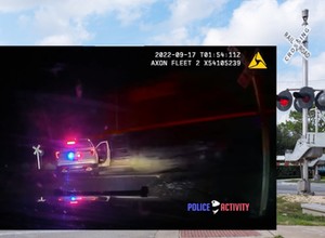 Zostawili radiowóz z aresztowaną na torach. Pociąg nie mógł wyhamować