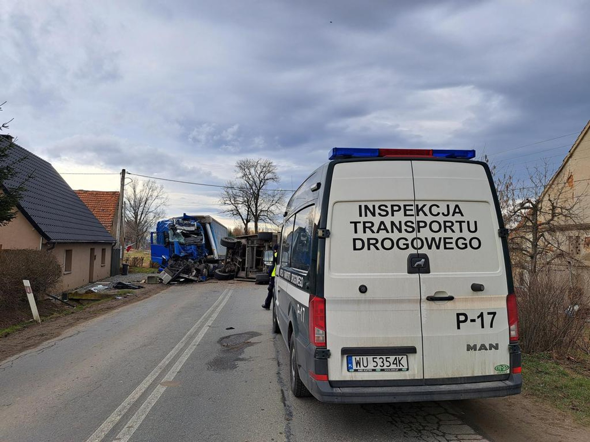 ITD. Groźny wypadek z udziałem dwóch ciężarówek na DW 382