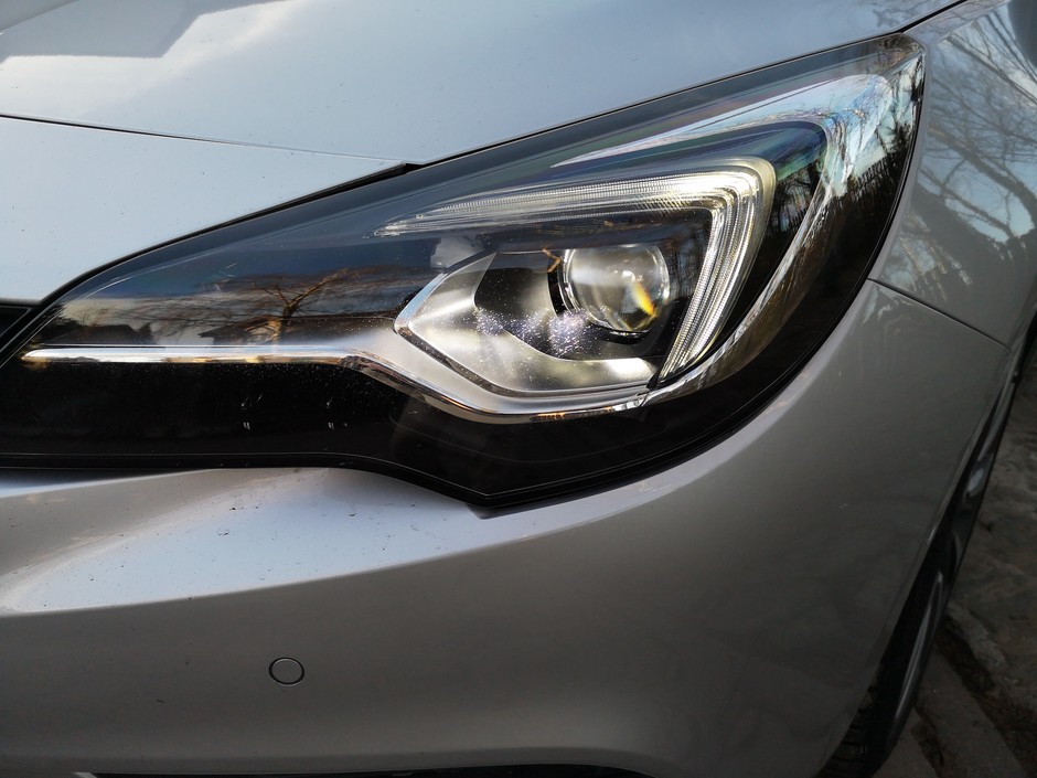 Reflektory matrycowe bardzo dobre, o wiele lepsze niż najlepsze możliwe reflektory VW Golfa. Tyle, że dopłata wynosi 5900 zł