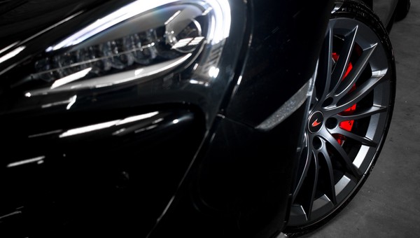 Ta gmina miała pecha, bo przejeżdżał przez nią McLaren. Koszty szkody zaskoczyły