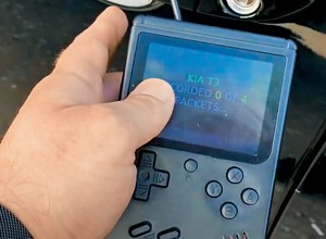 Kradną auta w ciągu sekund, używają do tego "Game Boya".  Zobacz film z kamer monitoringu!