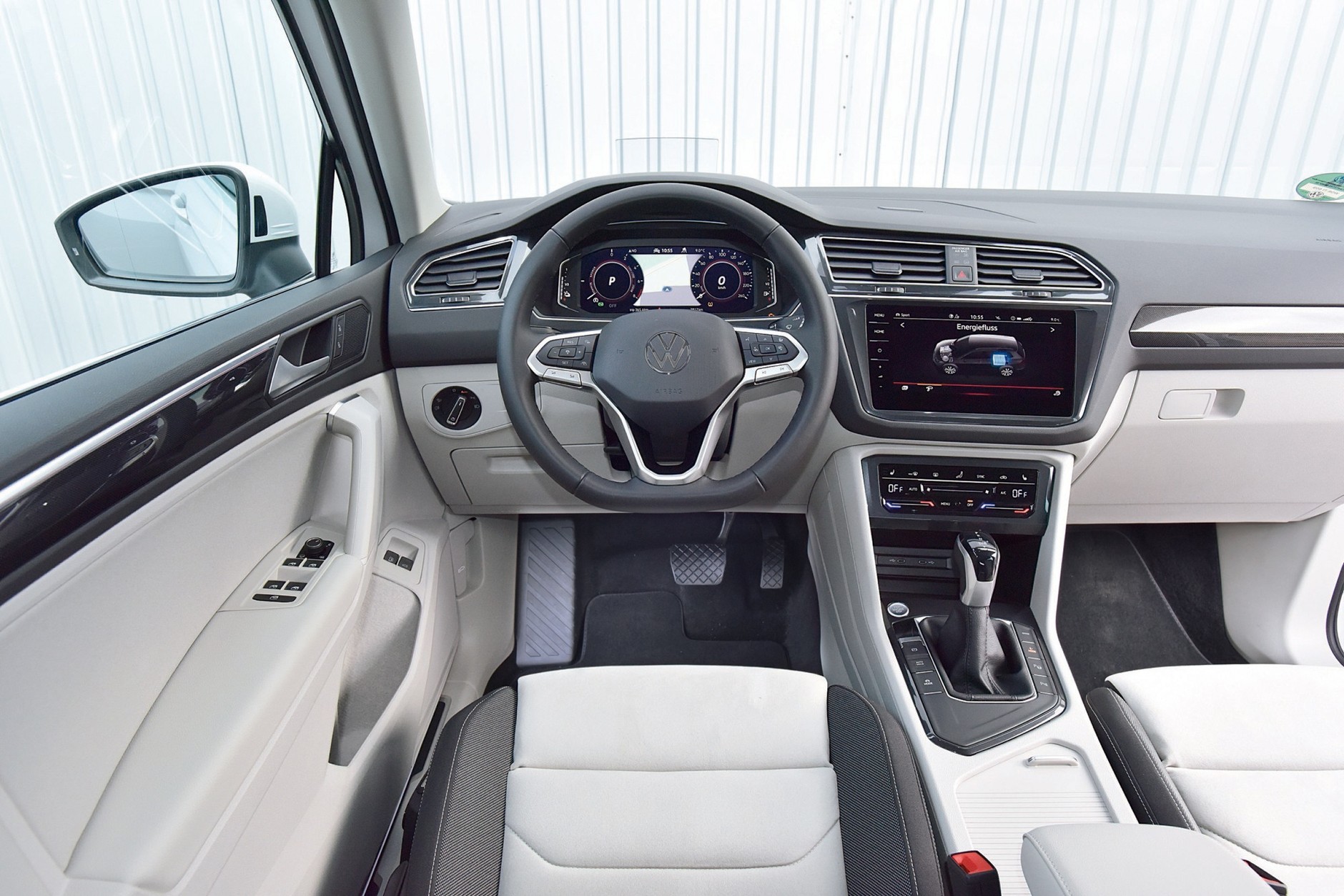 Tiguan: nowoczesny, przestronny. Poza dopracowaniem konstrukcji dodano zestaw systemów asystujących i gadżetów cenionych przez fanów łączności i multimediów.