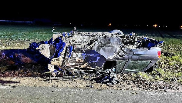 Zmasakrowane BMW: wypadł silnik, urwane podwozie. Sprawcy zbiegli