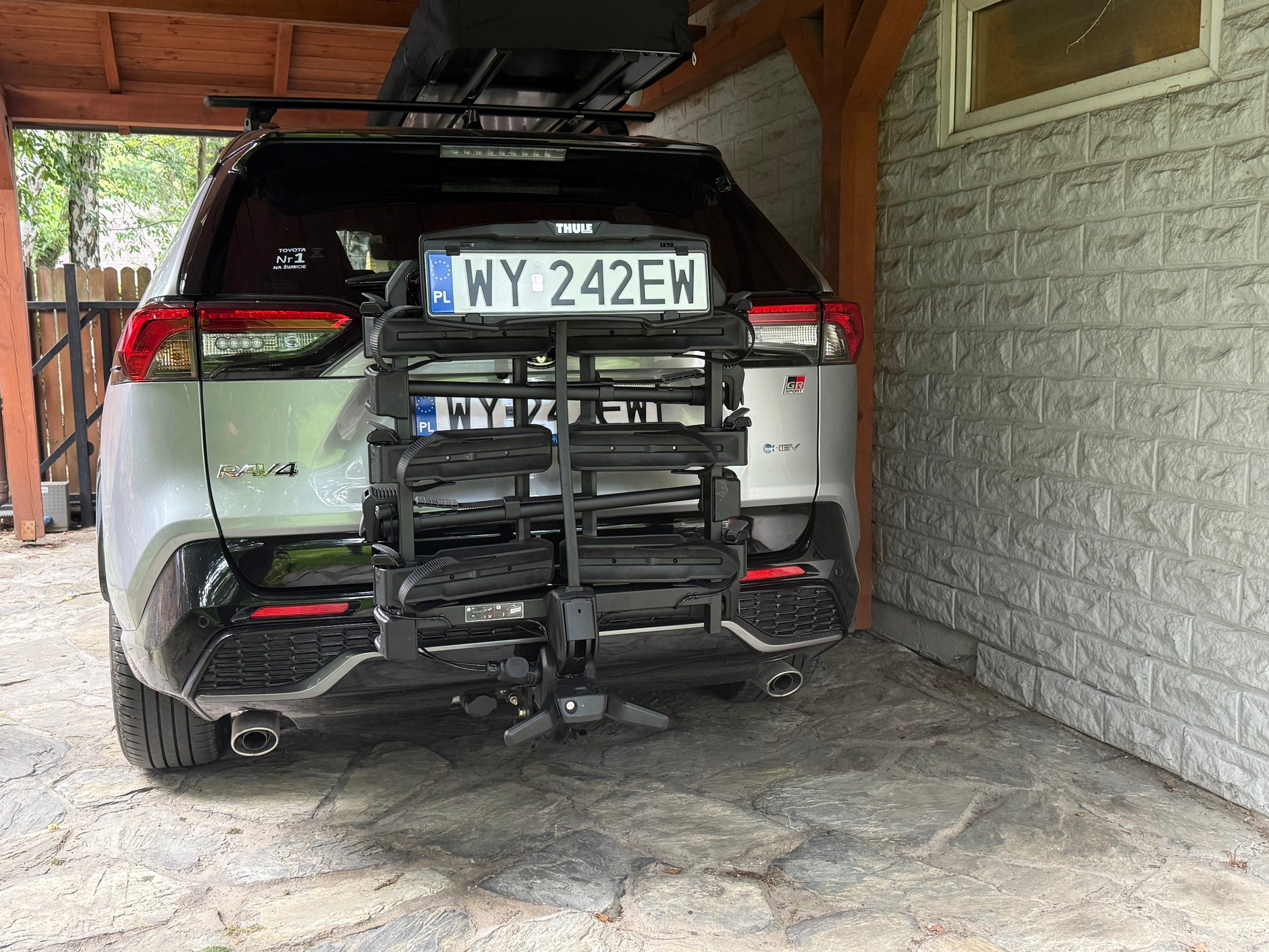 Bagażnik Thule OutPace w pozycji "parkingowej"