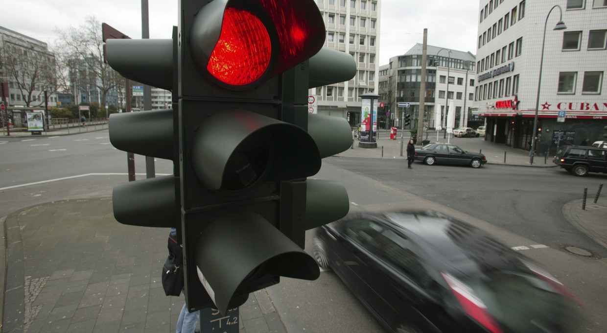 Usunęli wszystkie znaki drogowe i sygnalizatory. Efekty zaskoczyły włodarzy miasta