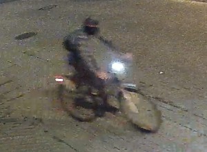 Poszukiwany mężczyzna z nagrania. Chodzi o podpalenie czterech aut