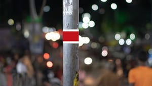 Po co Niemcy owijają niektóre latarnie czerwonymi paskami?