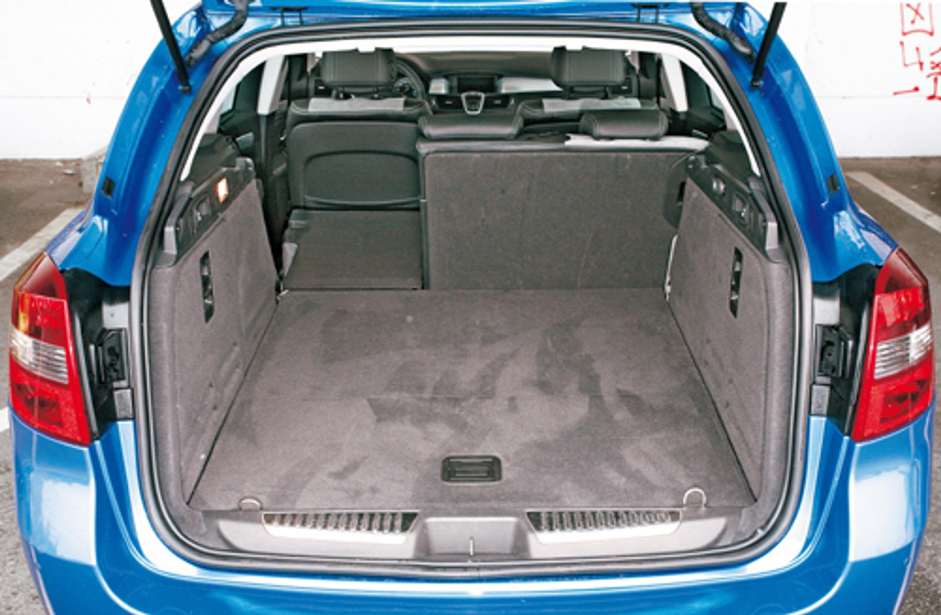 Opel Insignia kontra Renault Laguna Grandtour i Volkswagen Passat Variant: Czy kombi Opla pokona konkurentów?