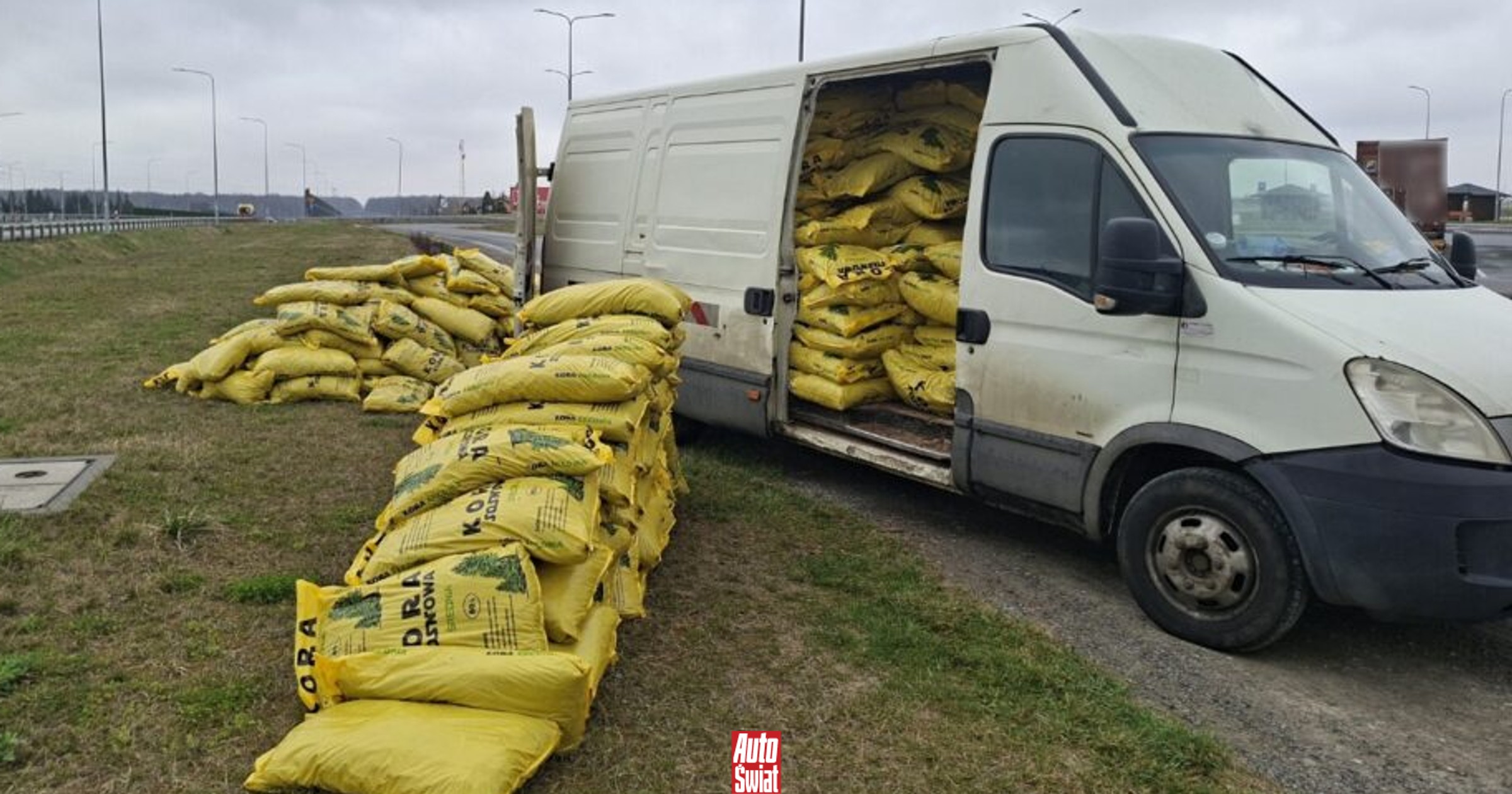 Z furgonu wysypywały się worki z korą. Usypano z nich duże hałdy