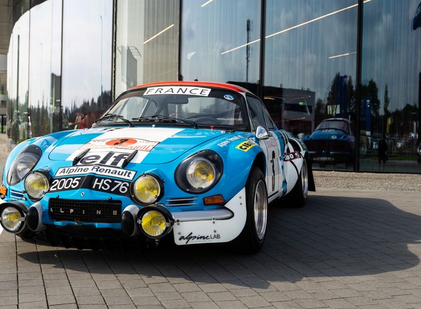 Zwycięzca rajdów, klasyczne Alpine A110 stoi w Katowicach