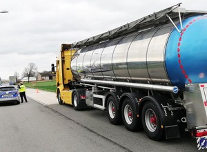 Inspektorzy ITD zatrzymali cysternę do kontroli. Kierowcę przekazano policji