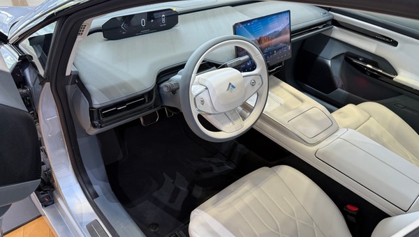 Taki kokpit, który prawie nie ma mechanicznych przycisków, świetnie wygląda na zdjęciu. Nie jest jednak wygodny w obsłudze, sterowanie ekranowe może być też niebezpieczne