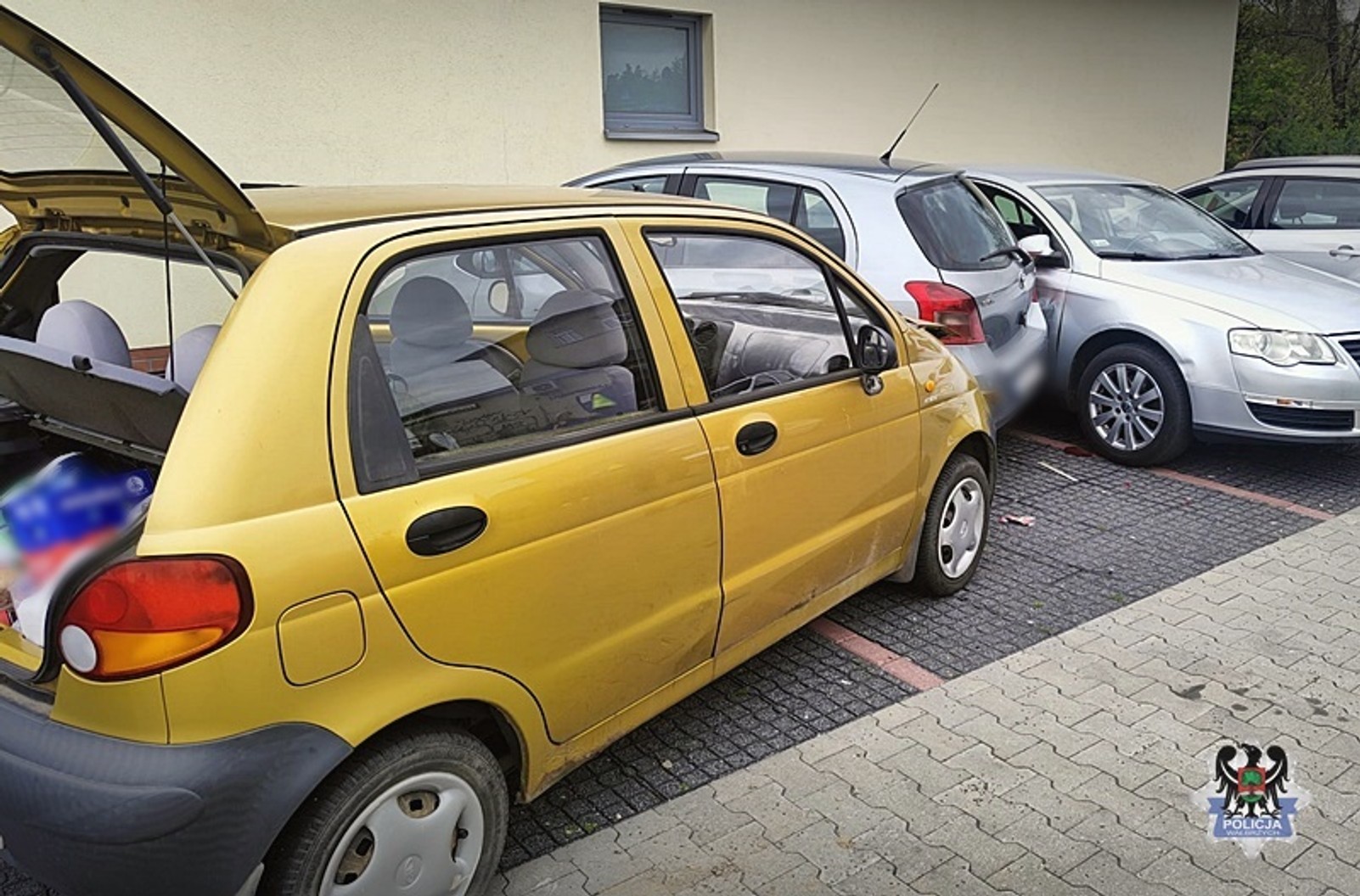 Matiz, którym 13-latek spowodował kolizję na parkingu w Wałbrzychu