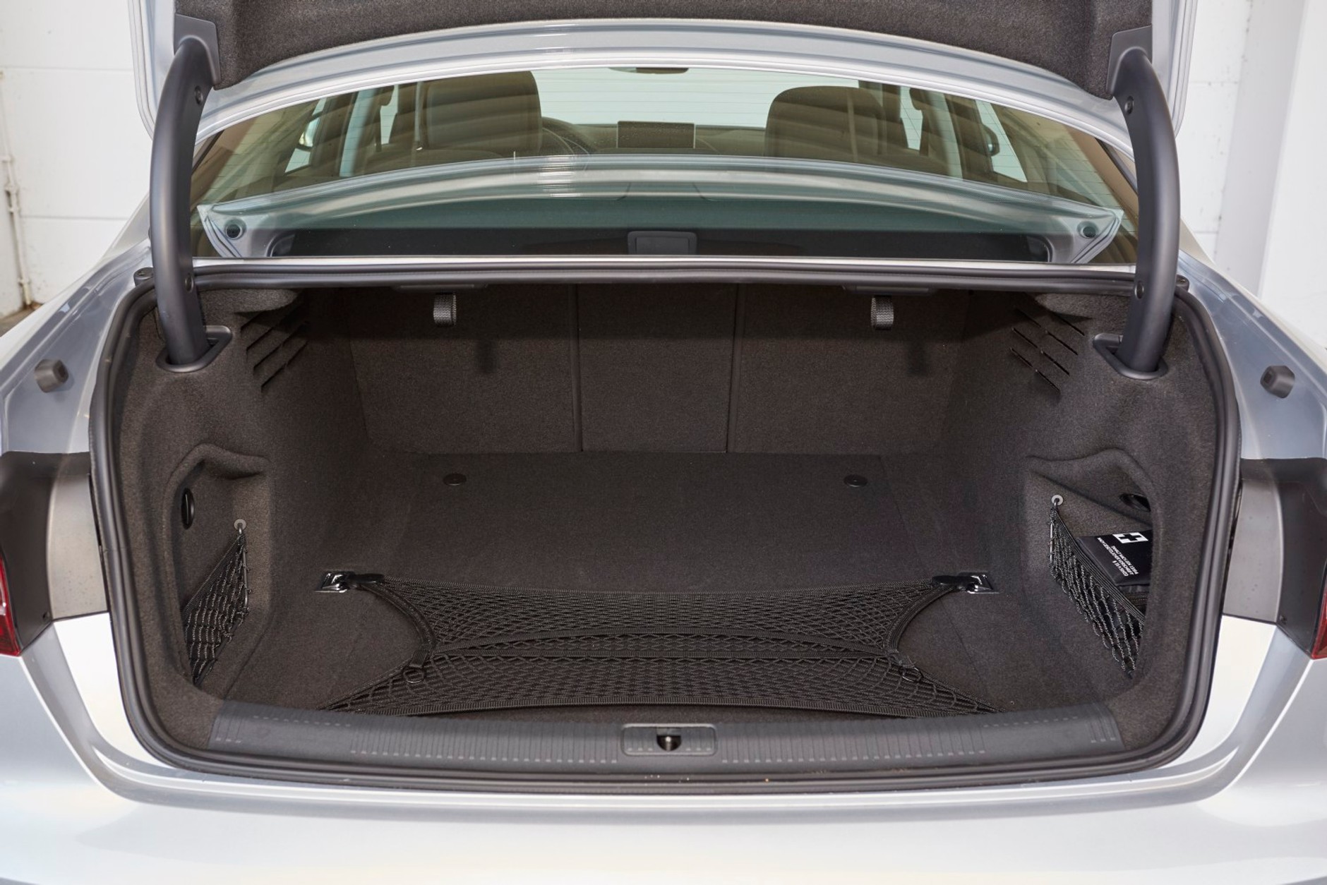 Benzynowe sedany - Audi A4, BMW 318i, Mercedes C 180 i VW Passat - dane techniczne, wymiary, spalanie