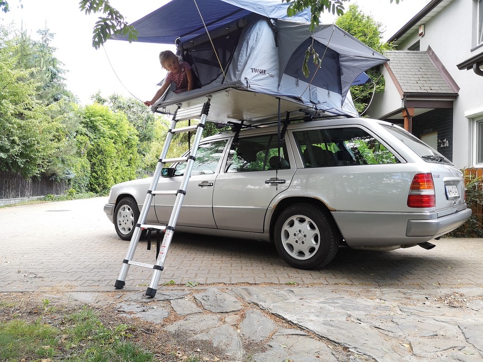 Thule Tepui – namiot dachowy, wersja 2-osobowa: namiot rozbity. Wystająca znad auta część jest częściowo podparta drabinką