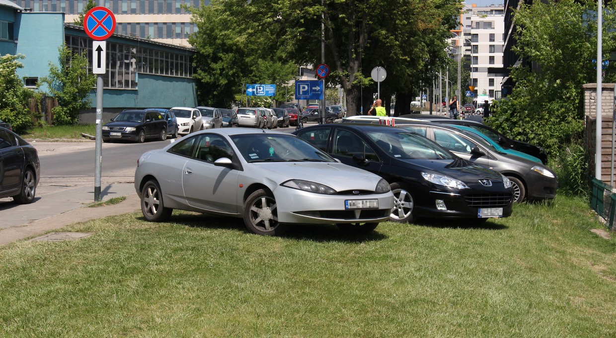 Kierowcy parkują, gdzie tylko się da. Problem w nadmorskich kurortach