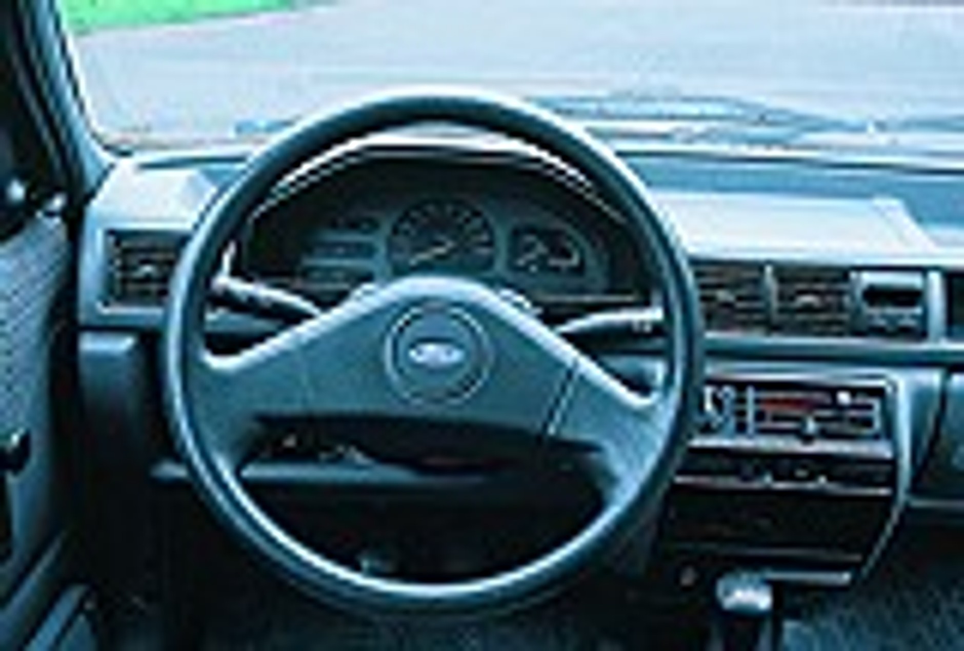 Oszczędnie, choć z hałasem