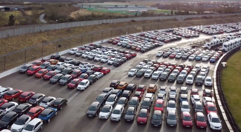 Tor wyścigowy pełen aut poleasingowych, których nikt nie chce