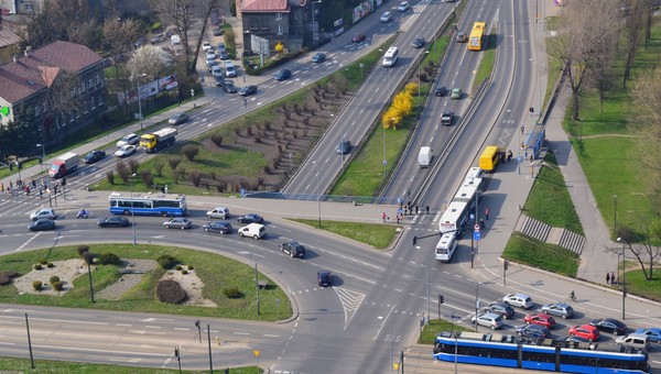 Jeśli pasy krzyżują się przy rondzie, zmieniają się zasady użycia kierunkowskazów. Kierowcy się w tym gubią