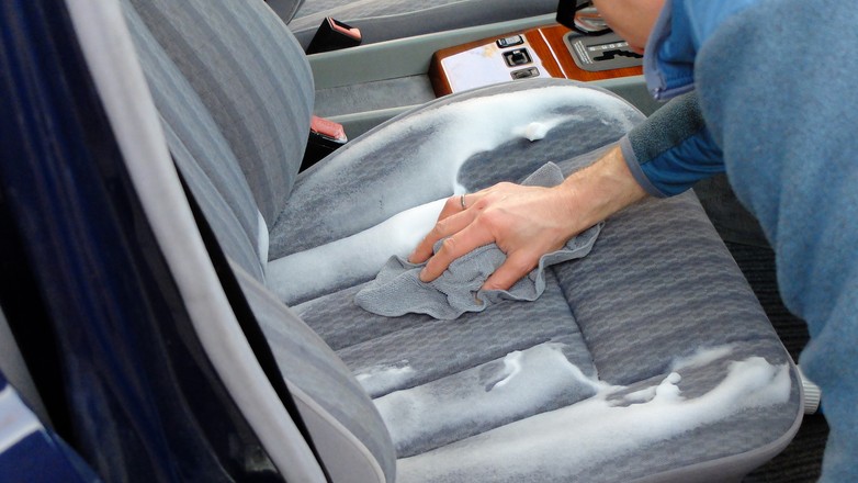 Czyszczenie tapicerki raz w roku to wcale nie przesada. Jasne materiały trzeba czyścić częściej