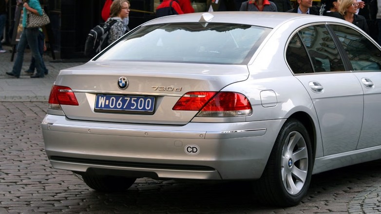 niebieska tablica i oznaczenie CD