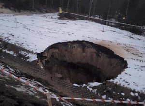 Wójt musiał zamknąć drogę. Powstało wielkie zapadlisko