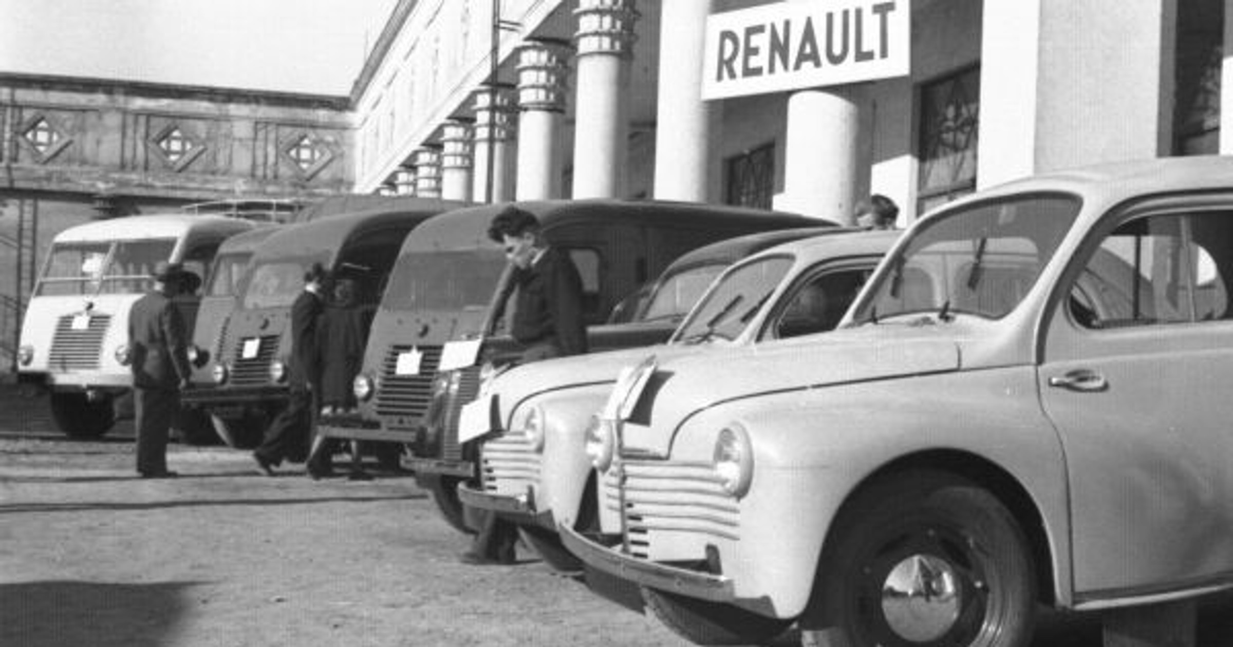 Stoisko Renault na Miedzynarodowych Targach Poznanskich 1948 r.