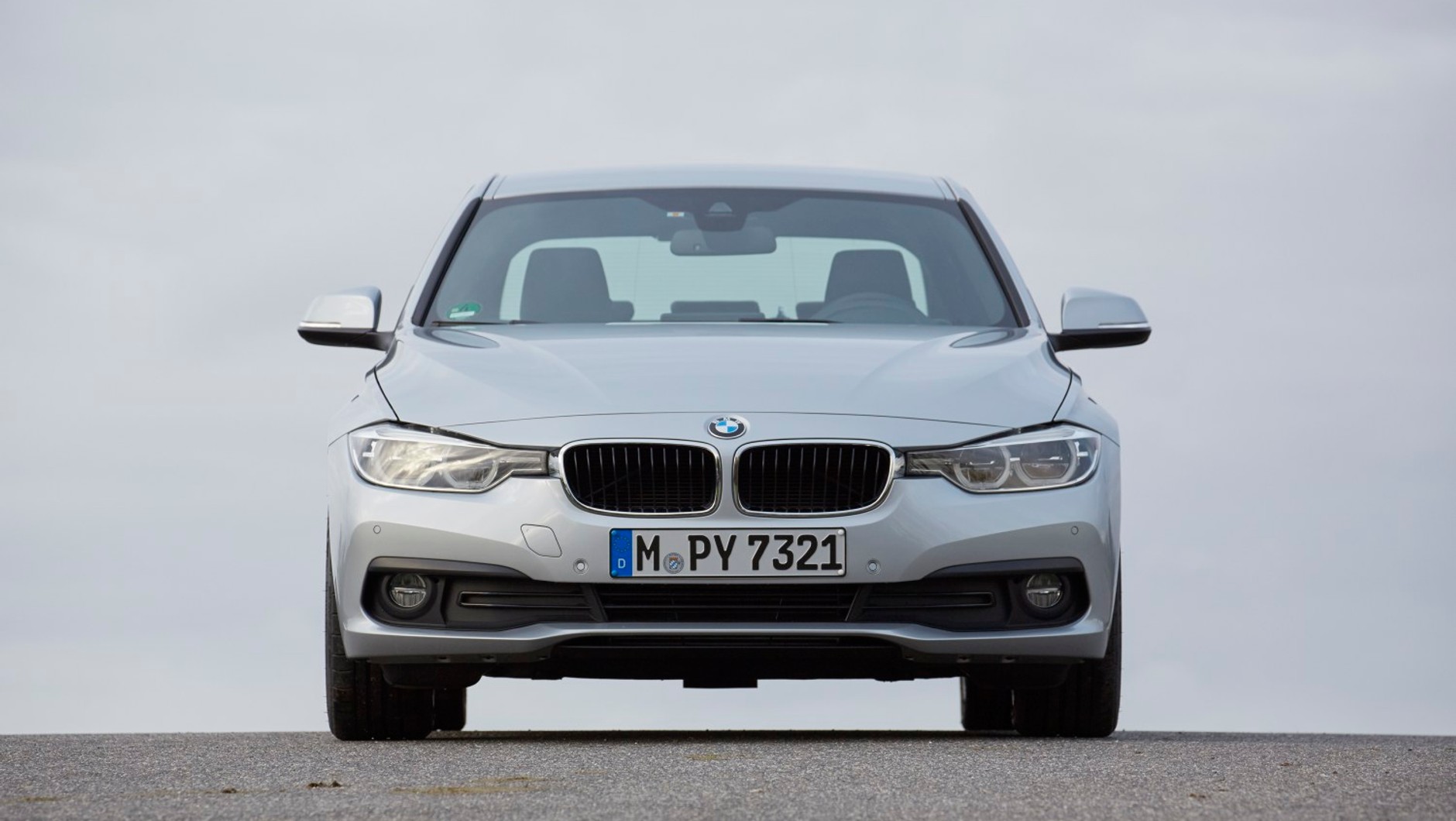 Benzynowe sedany - Audi A4, BMW 318i, Mercedes C 180 i VW Passat - dane techniczne, wymiary, spalanie
