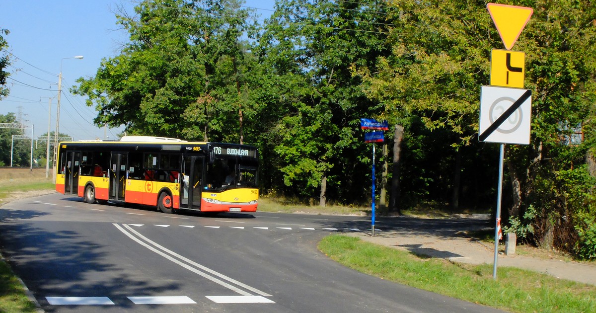 Jak używać kierunkowskazów na rondzie i drodze z łamanym pierwszeństwem