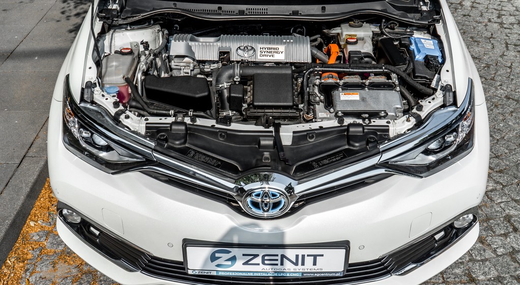 Silnik hybrydowej Toyoty Auris z instalacją LPG. Po lewej strony komory silnika widać sterownik Zenit. Wtryskiwaczy LPG nie widać – są schowane pod ozdobną pokrywą silnika