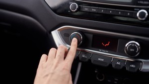 Jak korzystać z klimatyzacji w samochodzie? Zasada pięciu minut to klucz do sukcesu