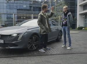 Auto Świat Pit Stop: Zabytkowa architektura i nowoczesne auta
