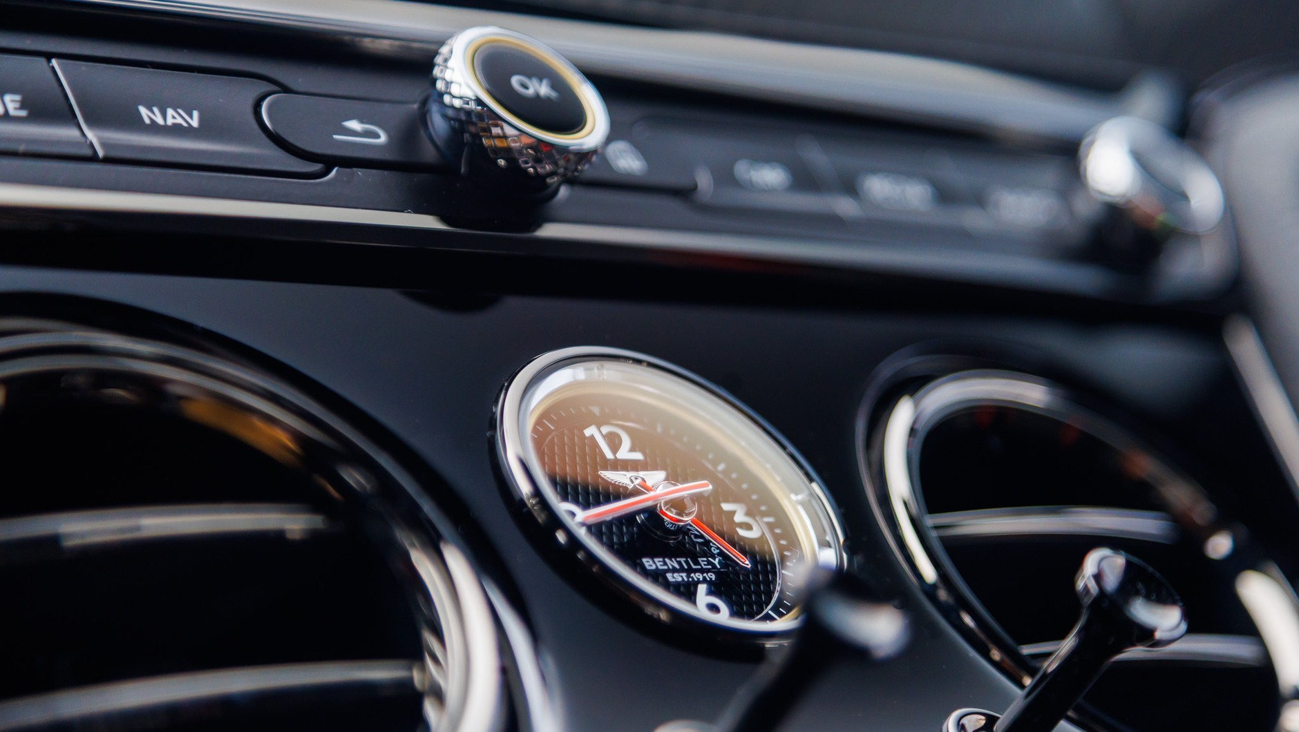 Zegarek mechaniczny to punkt obowiązkowy. Bentley Continental GT Speed zachowuje klasyczne rozwiązania nawet w 2025 r.