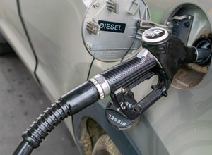 Od dziś ceny paliw spadną do 4 zł i 99 gr za litr. Wyjątkowa promocja jednej sieci