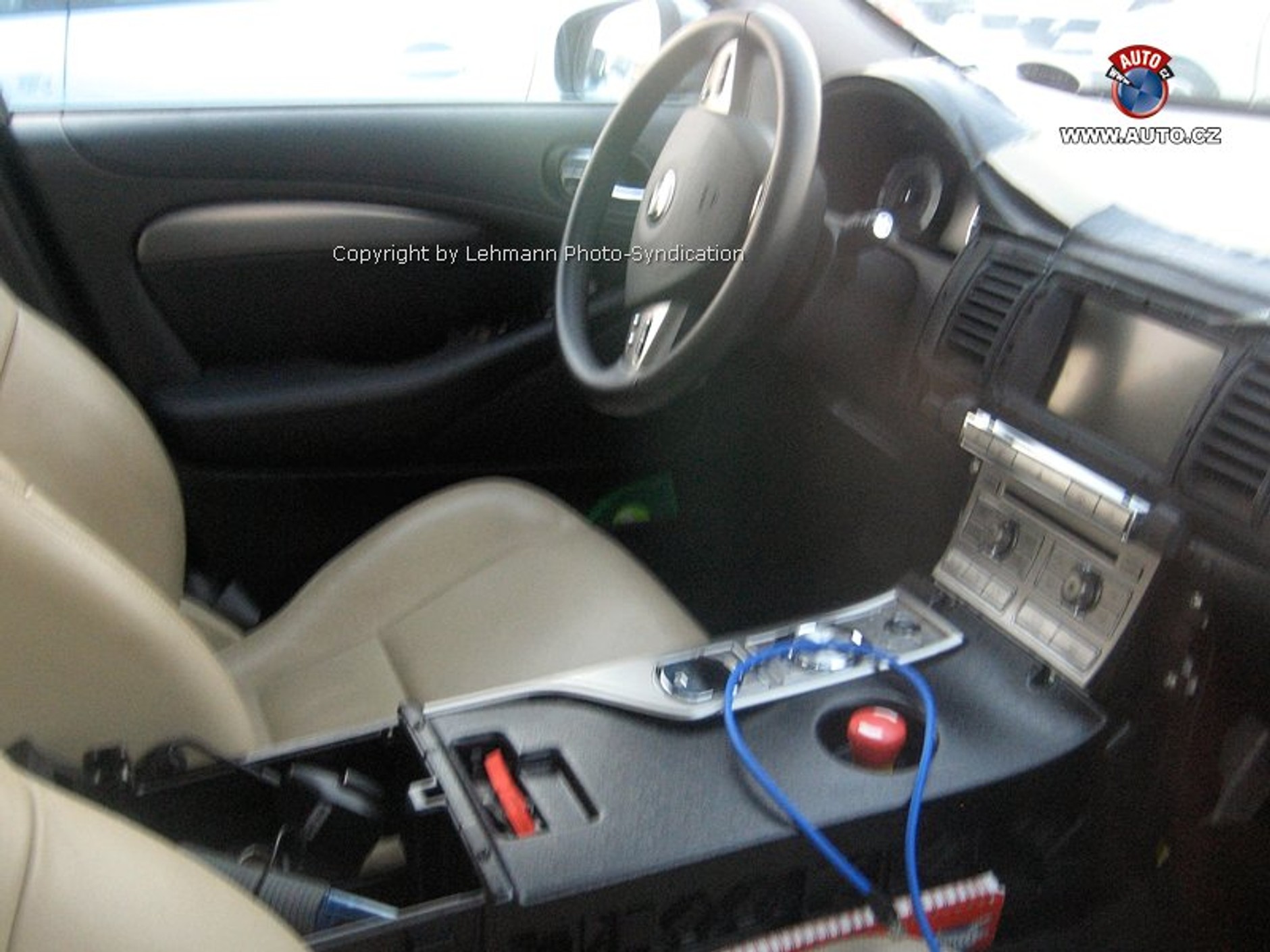 Zdjęcia szpiegowskie: Sportowy sedan Jaguar XF-R bez maskowania